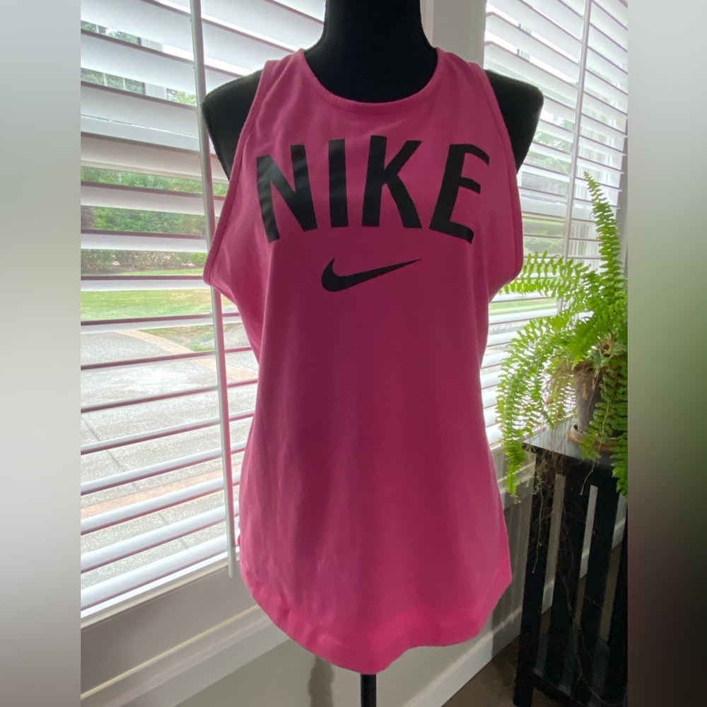 Nike women’s pink dri-fit tank top. Size M. Features Nike over a swoosh.